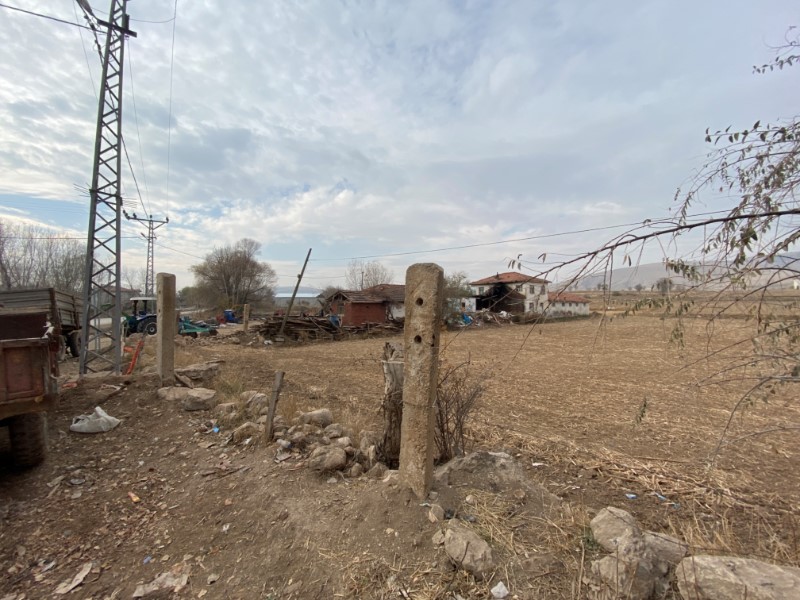 Yıldıztepe/saray Mahallesi'nde 590 M² Alanlı Kargir İki Adet Ev Ahır Samanlık Tamirhane Ve Arsası